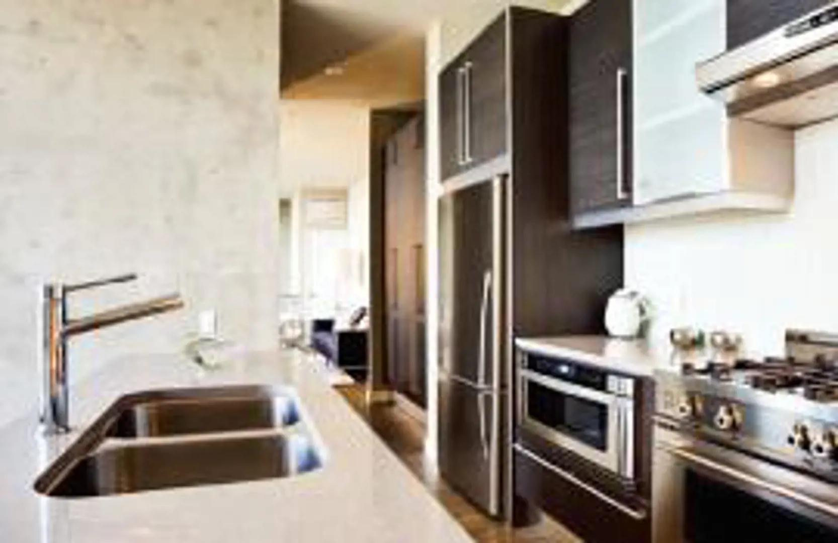 Glas Condominium – image 4