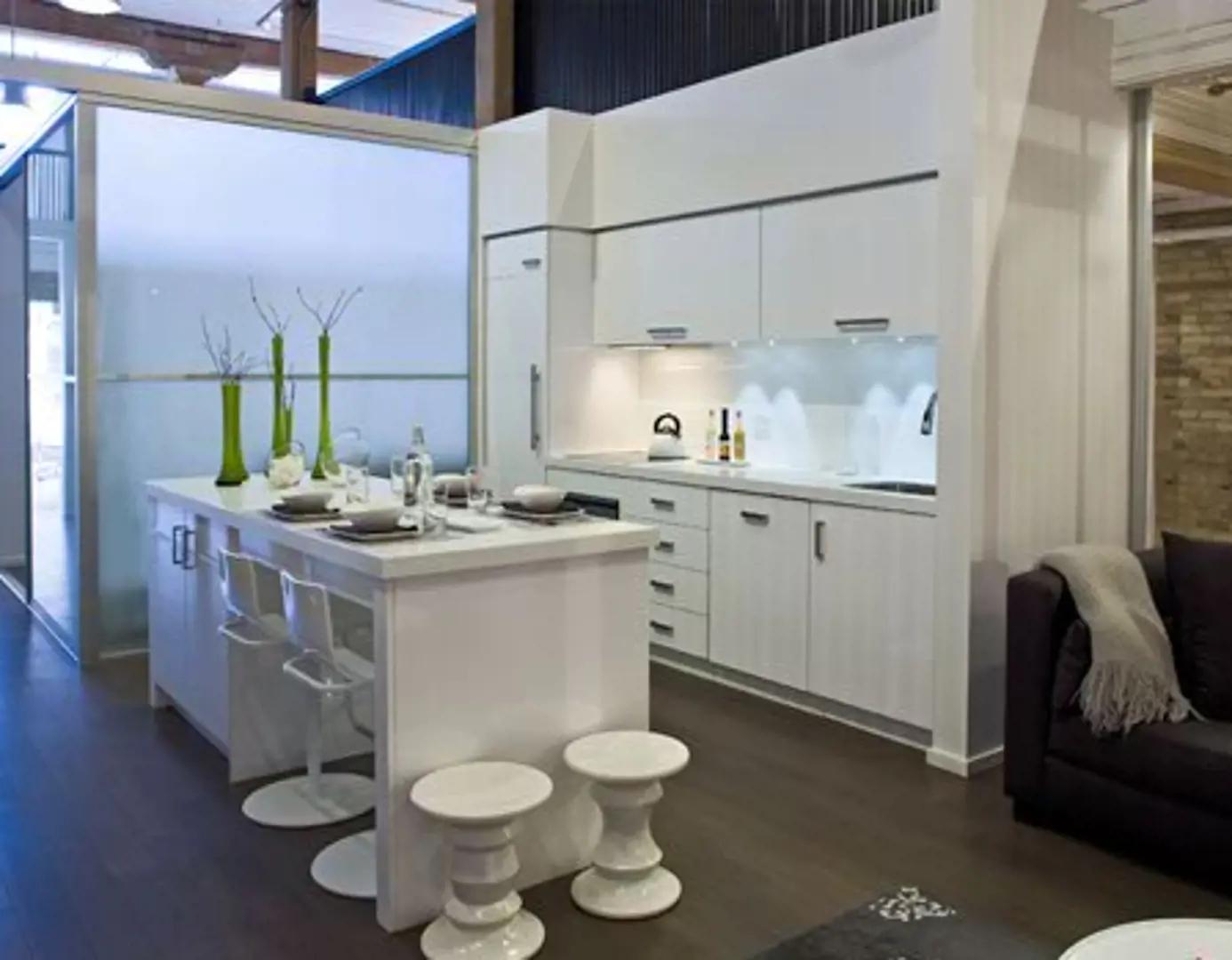 Queen And Portland – image 6